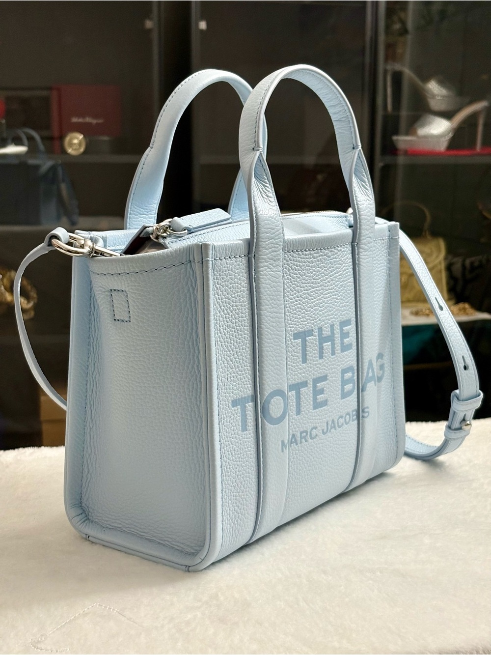 MARC JACOBS THE LEATHER SMALL TOTE BAG & MATCHING WALLET — CLOUD BLUE - Picture 5 of 16